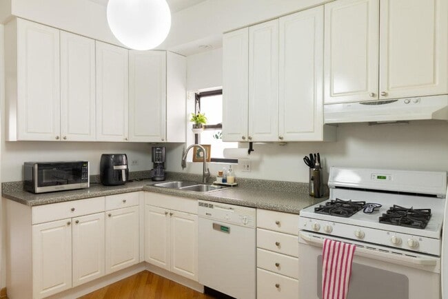 2652 W Superior St, Unit 2 in Chicago, IL - Building Photo - Building Photo