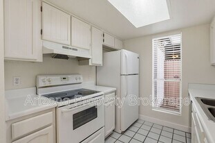 240 E Beck Ln in Phoenix, AZ - Building Photo