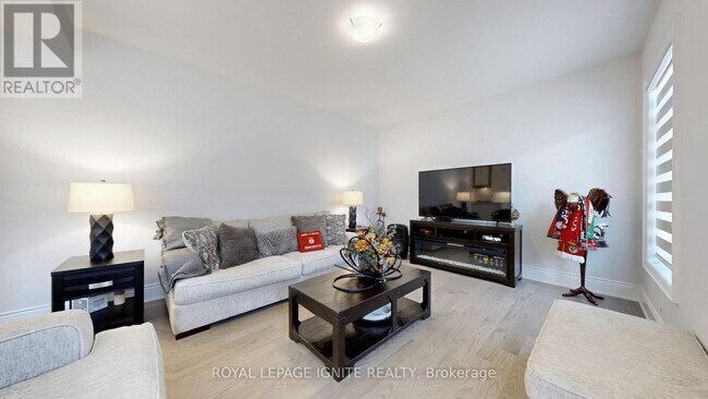 30 Duxbury Rd in Brampton, ON - Building Photo - Building Photo