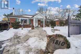 1810 S Sheridan Way in Mississauga, ON - Building Photo