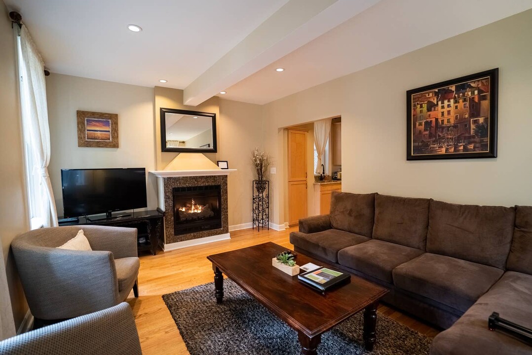 403 W Eugenie St, Unit 1f in Chicago, IL - Building Photo