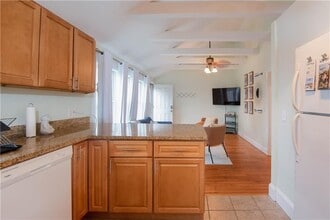 391 Aquidneck Ave in Middletown, RI - Building Photo - Building Photo