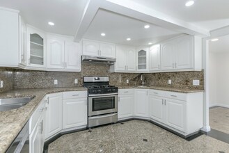 1610 N Hoover St in Los Angeles, CA - Building Photo - Building Photo