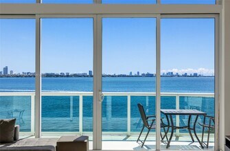 2000 Bay Dr in Miami Beach, FL - Foto de edificio - Building Photo