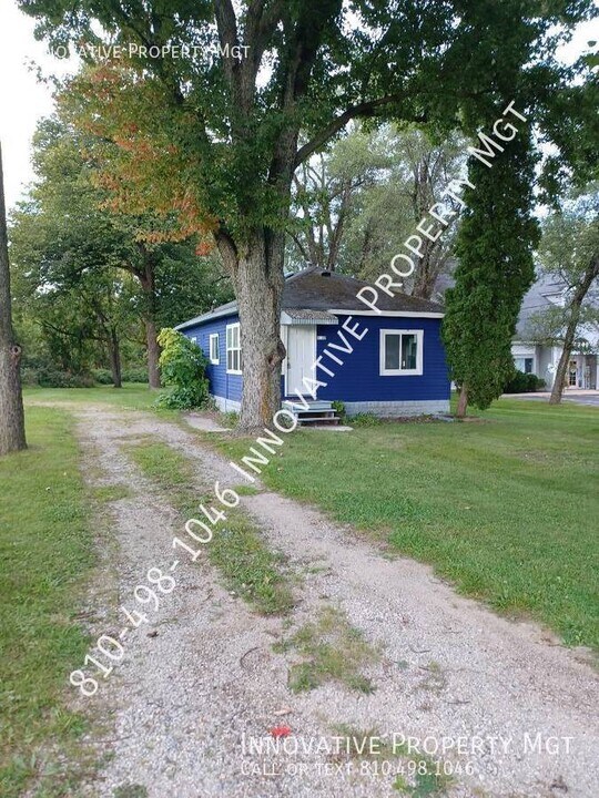 1192 Belsay Rd in Burton, MI - Building Photo