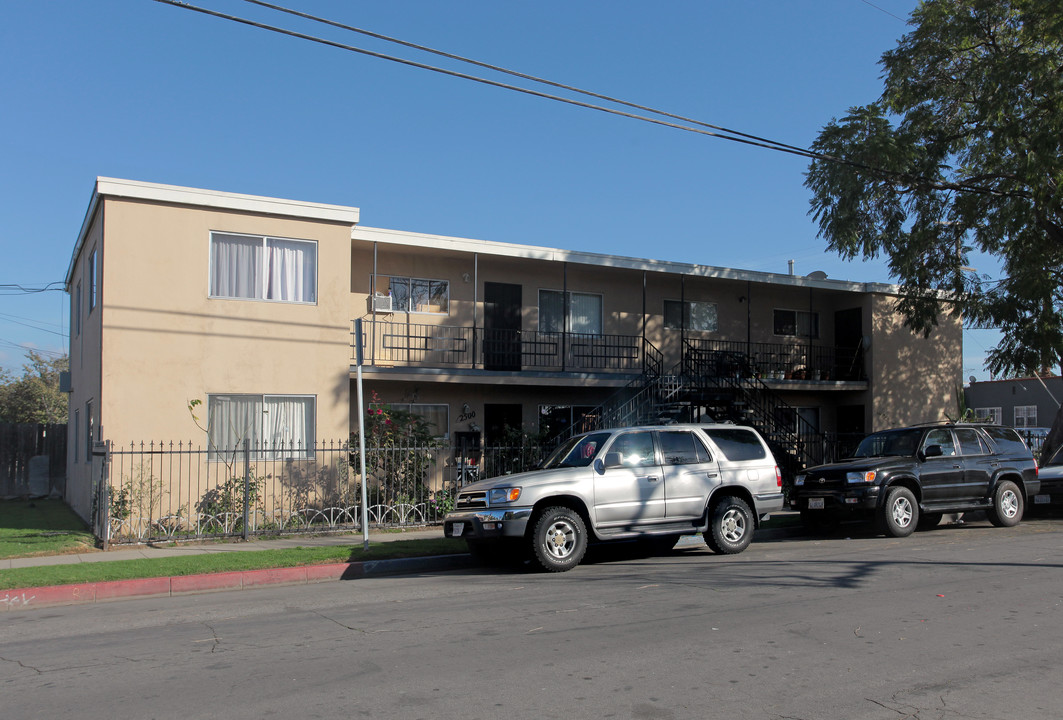 2500 Pasadena Ave in Long Beach, CA - Foto de edificio