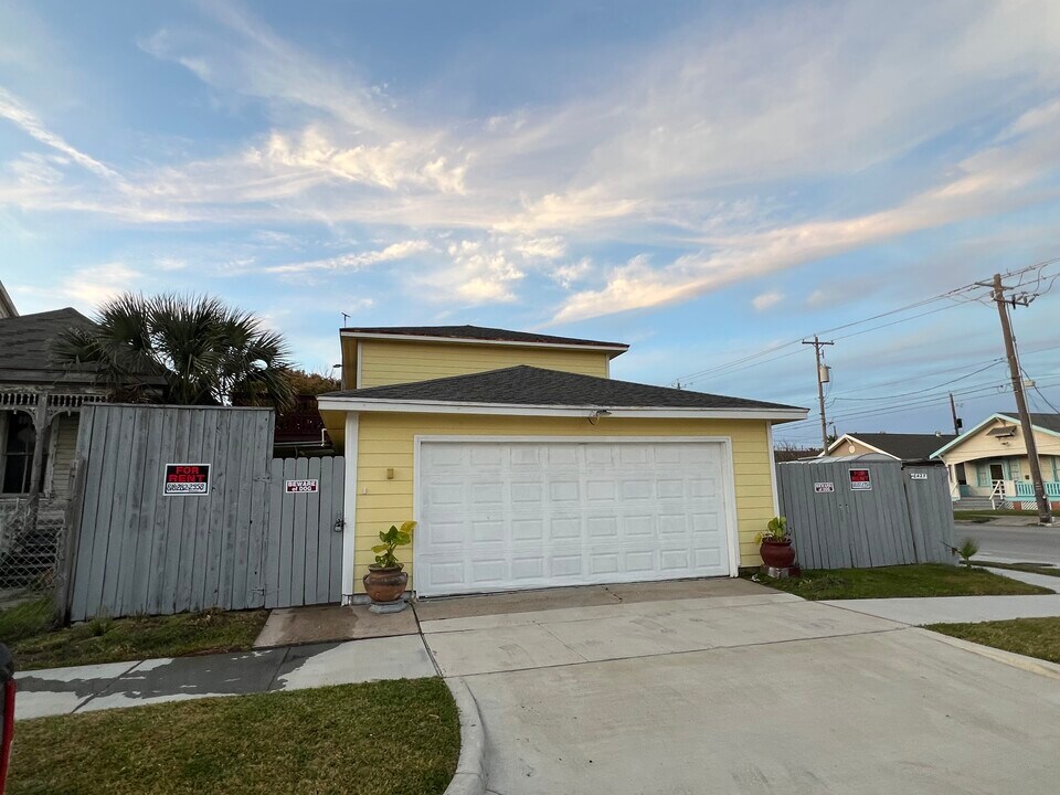 2427 35th St in Galveston, TX - Building Photo