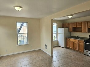 78-05 81st St in Queens, NY - Foto de edificio - Building Photo