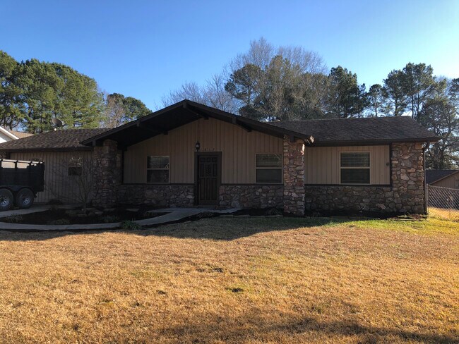 1817 Troy Cir