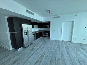 950 Brickell Bay Dr in Miami, FL - Building Photo - Building Photo