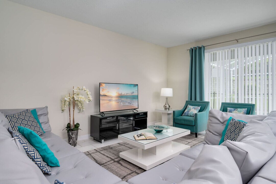 1580 Tempo Ln in Four Corners, FL - Building Photo