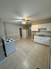 913 East St, Unit #2 in New Britain, CT - Foto de edificio - Building Photo