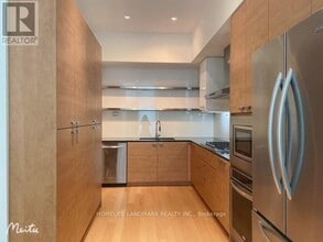 121-T121 McMahon Dr in Toronto, ON - Building Photo - Building Photo
