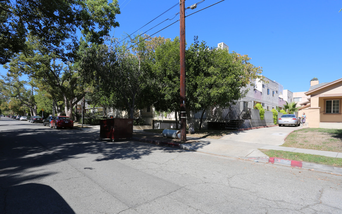 Raleigh Court Apartments in Glendale, CA - Building Photo