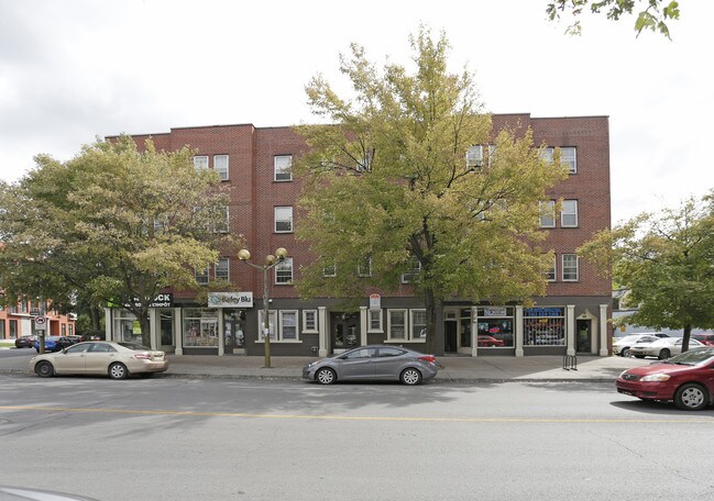 6152 W Sherbrooke O in Montréal, QC - Building Photo - Building Photo