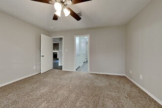 5402 Woodville Ln in Spring, TX - Foto de edificio - Building Photo