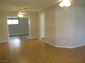 3745 Maxine St in Ft. Myers, FL - Foto de edificio - Building Photo