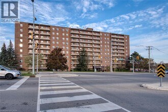 1100 Courtland Ave E in Kitchener, ON - Building Photo - Building Photo