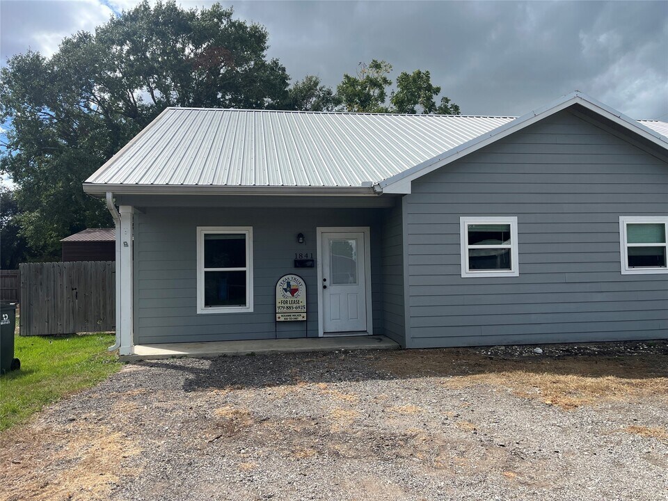 1841 Caroline Ln in Sealy, TX - Building Photo