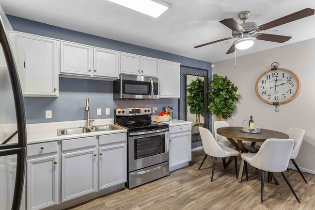 Destinations Pebble 55+ Active Adult Apartment Homes in Las Vegas, NV - Foto de edificio - Building Photo