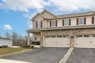 42 Crest View in Carlisle, PA - Building Photo