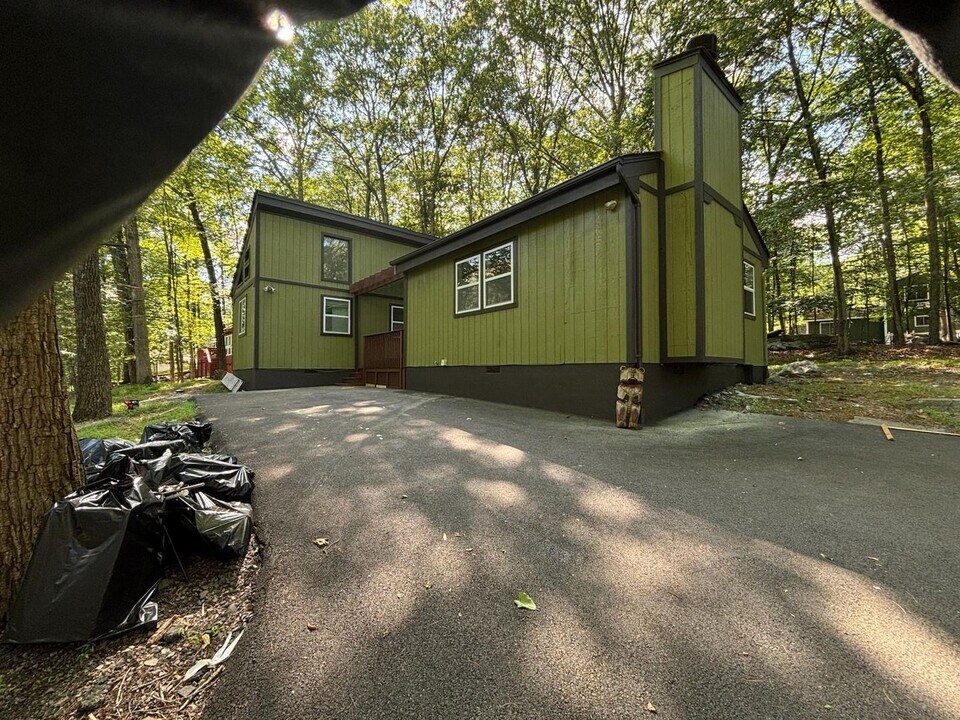 435 Somerset Dr in East Stroudsburg, PA - Building Photo
