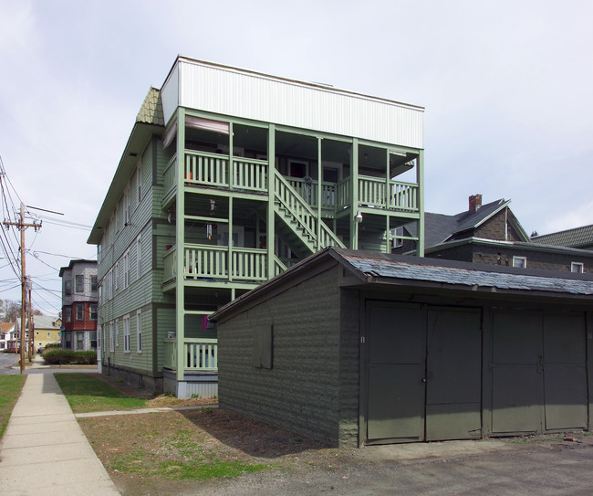 27 Adams St in Chicopee, MA - Foto de edificio - Building Photo