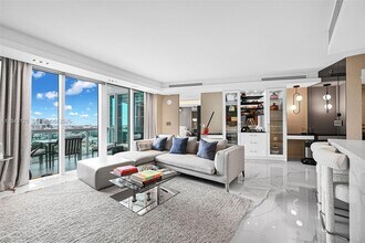 1000 South Pointe Dr in Miami Beach, FL - Building Photo - Building Photo