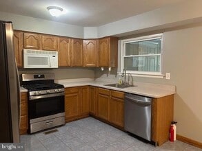 8 Buckingham Dr in Mount Holly, NJ - Building Photo - Building Photo