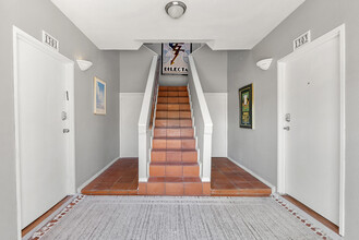 1301 N Poinsettia Pl, Unit 1301 in Los Angeles, CA - Building Photo - Building Photo