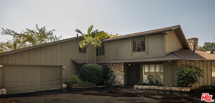 1365 N Wetherly Dr in Los Angeles, CA - Foto de edificio - Building Photo