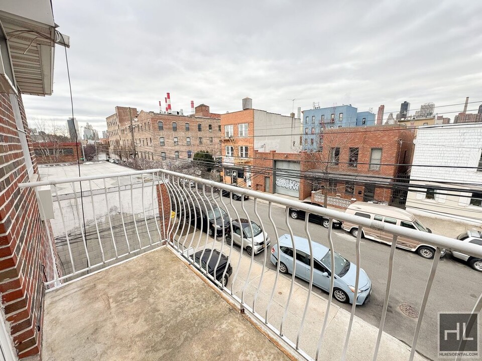 34-55-55 10th St in Queens, NY - Foto de edificio