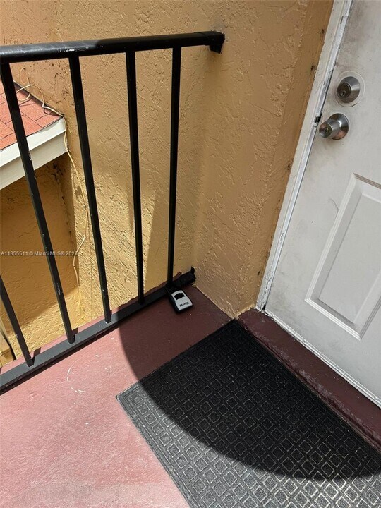 6023 10th Ave N in Greenacres, FL - Building Photo