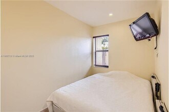 3864 NE 167th St in North Miami Beach, FL - Building Photo - Building Photo