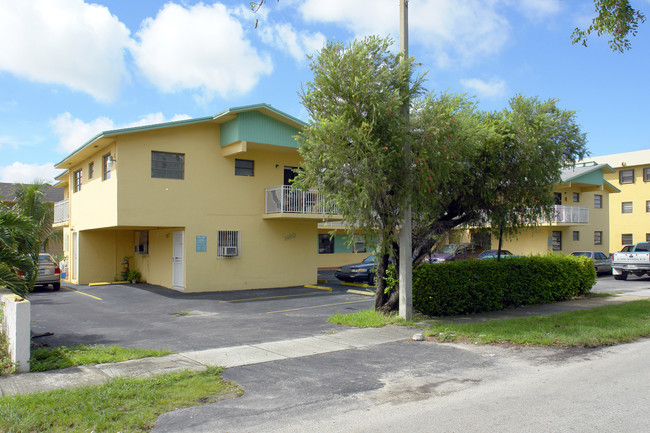 1460 W 42nd St in Hialeah, FL - Building Photo - Building Photo