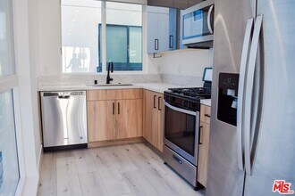 15328 Weddington St in Los Angeles, CA - Building Photo - Building Photo