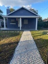 401 NW 51st St in Miami, FL - Foto de edificio - Building Photo