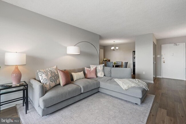 5300 Holmes Run Pky, Unit 1412 in Alexandria, VA - Building Photo - Building Photo
