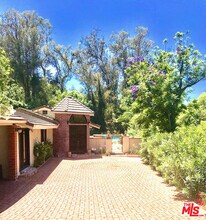 12751 Mulholland Dr in Beverly Hills, CA - Building Photo - Building Photo