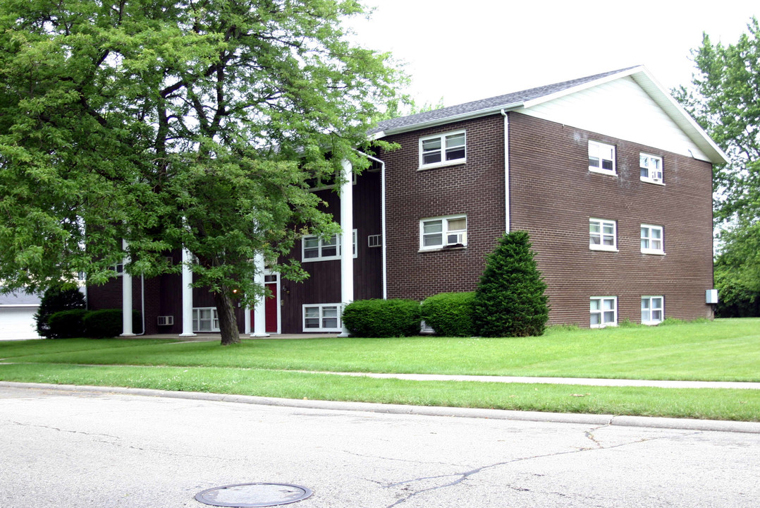 1836 Mark Ave in Elgin, IL - Foto de edificio