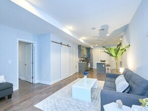 186-188-188 Paris St, Unit 5 in Boston, MA - Foto de edificio - Building Photo