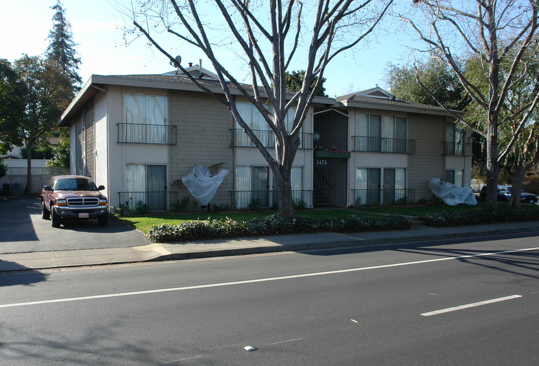 1475 California St in Mountain View, CA - Building Photo