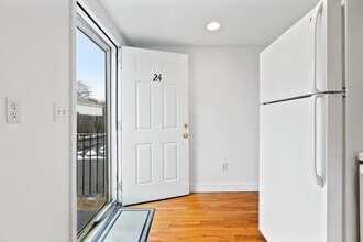 24 Stimson St in Kittery, ME - Building Photo - Building Photo