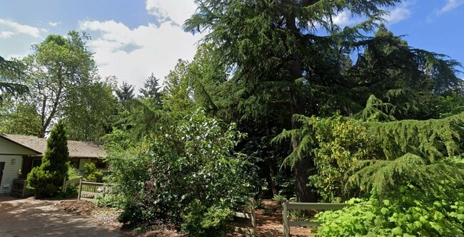 920 SW Stephenson Ct in Portland, OR - Foto de edificio - Building Photo