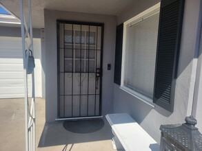 206 La Plaza in Anaheim, CA - Building Photo - Building Photo