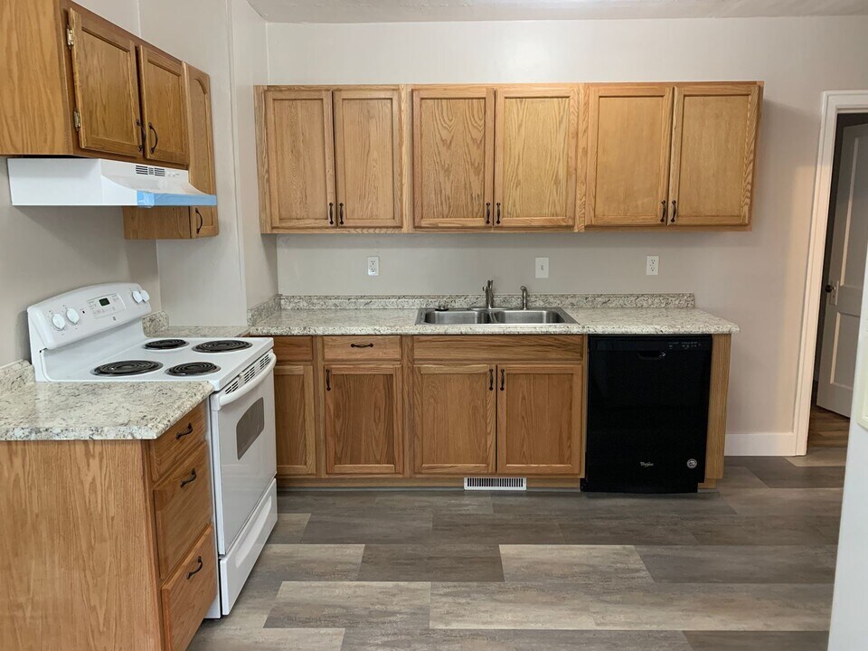 305 S Cedar St in Townsend, MT - Building Photo