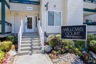 Willows Court Apartment Homes in Seattle, WA - Building Photo
