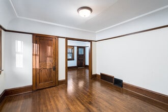 1298 N 68th St, Unit Upper in Wauwatosa, WI - Building Photo - Building Photo