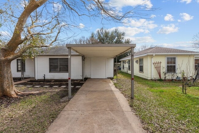 2817 4th Ave N in Texas City, TX - Building Photo - Building Photo