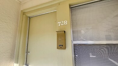 728 S Carondelet St in Los Angeles, CA - Foto de edificio - Building Photo